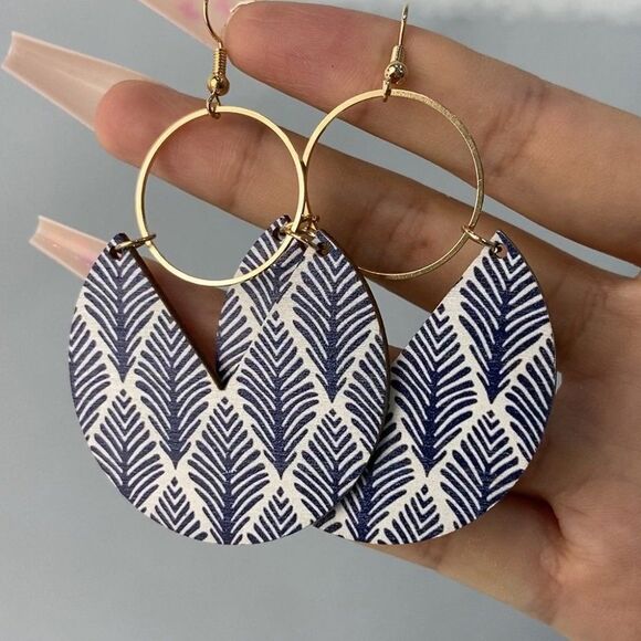 Confident Pineapple Jewelry - Blue and White Floral Botanical Printed Statement Earrings